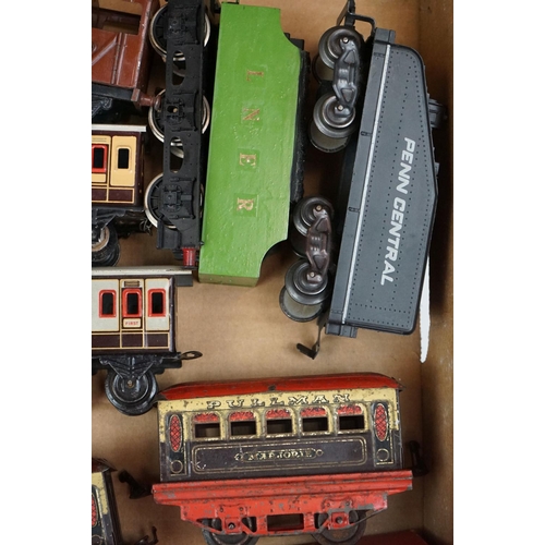 106 - Four O gauge locomotives to include 2 x Marx (New York Central & 1666 Penn Central examples both in ... 