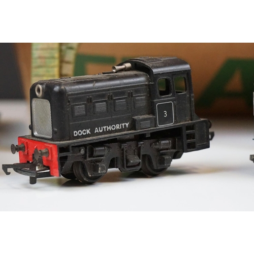 109 - Quantity of OO gauge model railway to include 2 x locomotives, rolling stock featuring coaches and w... 