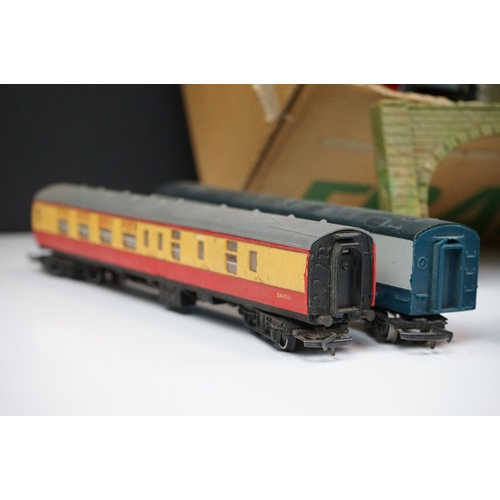 109 - Quantity of OO gauge model railway to include 2 x locomotives, rolling stock featuring coaches and w... 