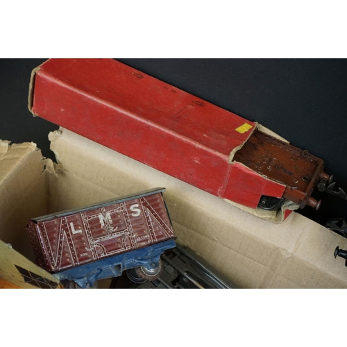 110 - Quantity of Hornby O gauge tin plate model railway to include 2 x boxed items of rolling stock (Hopp... 