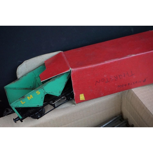 110 - Quantity of Hornby O gauge tin plate model railway to include 2 x boxed items of rolling stock (Hopp... 