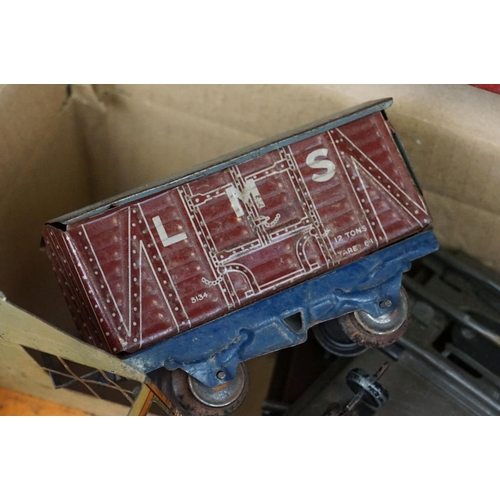 110 - Quantity of Hornby O gauge tin plate model railway to include 2 x boxed items of rolling stock (Hopp... 