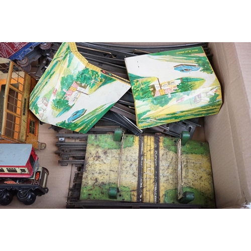 110 - Quantity of Hornby O gauge tin plate model railway to include 2 x boxed items of rolling stock (Hopp... 