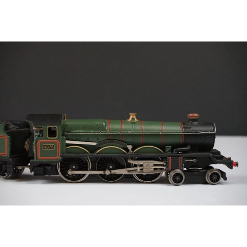 59 - Boxed Wrenn OO gauge No 2221 Cardiff Castle 4-6-0 locomotive