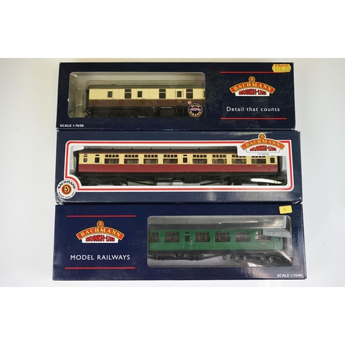 81 - 39 Boxed Bachmann OO gauge items of rolling stock to include 39270 BR MK1 NOX GUV Rail Express Syste... 