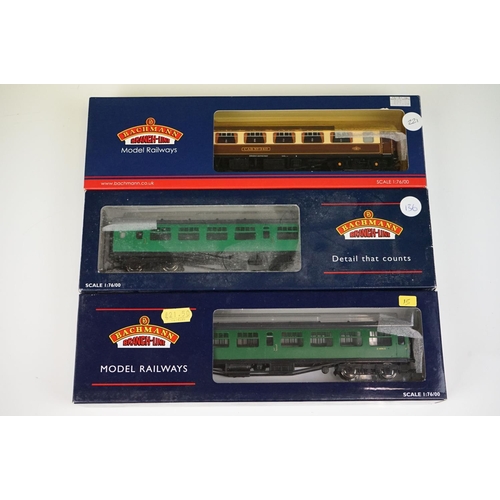 81 - 39 Boxed Bachmann OO gauge items of rolling stock to include 39270 BR MK1 NOX GUV Rail Express Syste... 