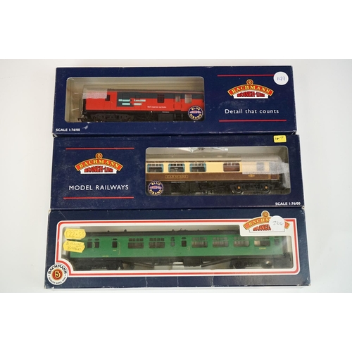 81 - 39 Boxed Bachmann OO gauge items of rolling stock to include 39270 BR MK1 NOX GUV Rail Express Syste... 