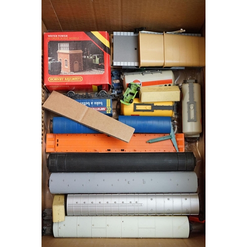 84 - Collection of Hornby /Triang OO gauge model railway to include 29 x items of rolling stock, boxed MW... 