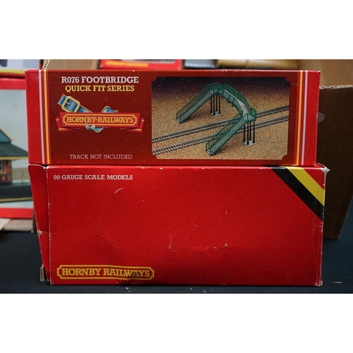 84 - Collection of Hornby /Triang OO gauge model railway to include 29 x items of rolling stock, boxed MW... 