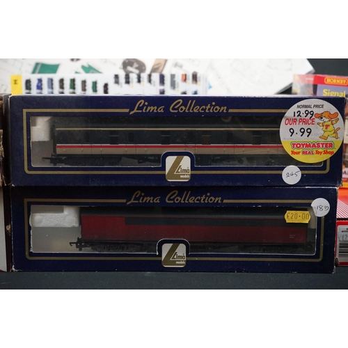 85 - Quantity of OO gauge model railway to include  6 x boxed items of rolling stock (Rivarossi, Lima & R... 