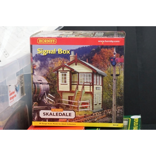 85 - Quantity of OO gauge model railway to include  6 x boxed items of rolling stock (Rivarossi, Lima & R... 