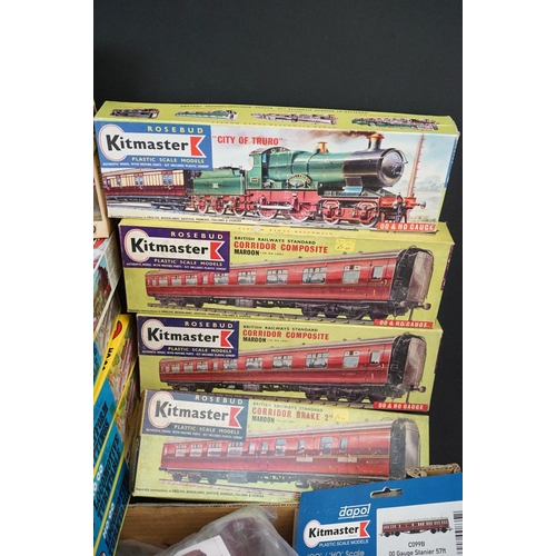 87 - Around 35 boxed & bagged model railway plastic model kits to include Airfix, Kitmaster and Dapol (2 ... 