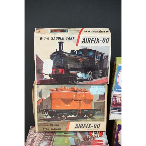 87 - Around 35 boxed & bagged model railway plastic model kits to include Airfix, Kitmaster and Dapol (2 ... 