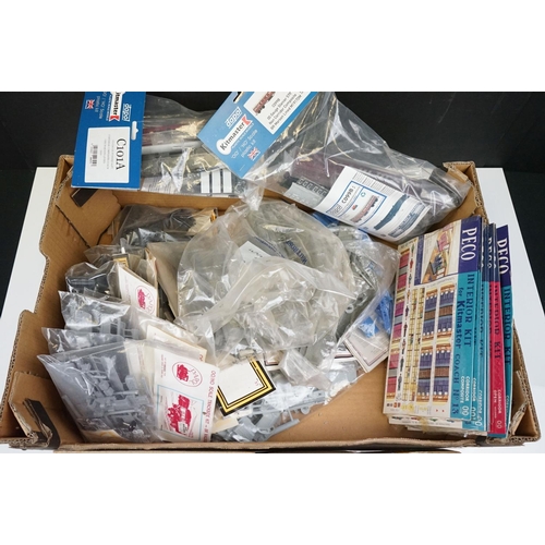 87 - Around 35 boxed & bagged model railway plastic model kits to include Airfix, Kitmaster and Dapol (2 ... 