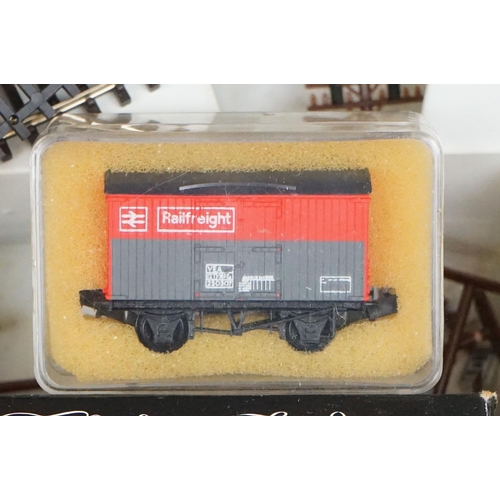 97 - Collection of N gauge model railway to include 2 x locomotives featuring Jouef Steatite, 7 x items o... 