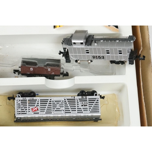 97 - Collection of N gauge model railway to include 2 x locomotives featuring Jouef Steatite, 7 x items o... 