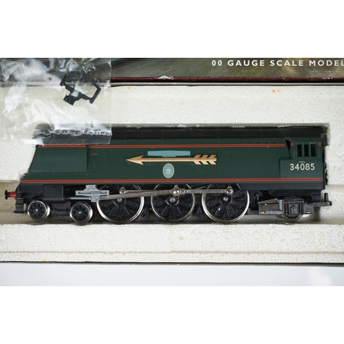 114 - Two boxed Hornby OO gauge locomotives to include DCC Ready Railroad R3273 BR Early Class 9F Crosti B... 