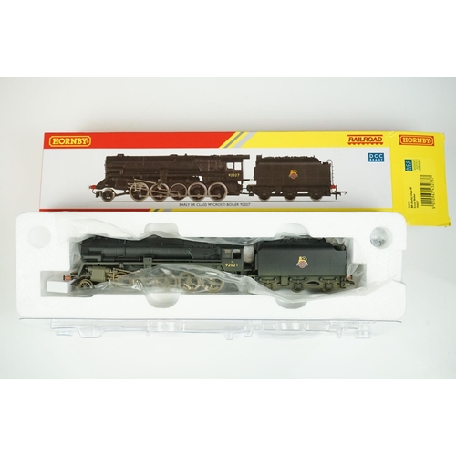 114 - Two boxed Hornby OO gauge locomotives to include DCC Ready Railroad R3273 BR Early Class 9F Crosti B... 