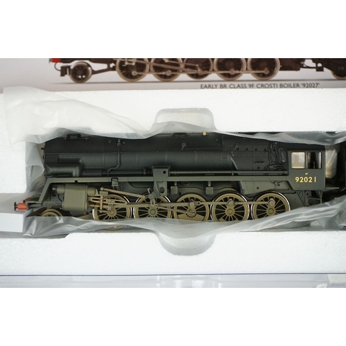 114 - Two boxed Hornby OO gauge locomotives to include DCC Ready Railroad R3273 BR Early Class 9F Crosti B... 