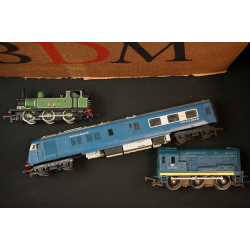 117 - Collection of OO gauge model railway to include 4 x locomotives, 20 x items of rolling stock, boxed ... 