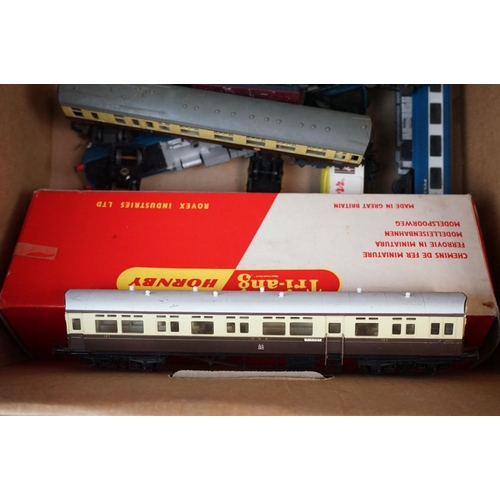 117 - Collection of OO gauge model railway to include 4 x locomotives, 20 x items of rolling stock, boxed ... 