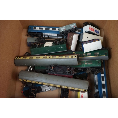 117 - Collection of OO gauge model railway to include 4 x locomotives, 20 x items of rolling stock, boxed ... 