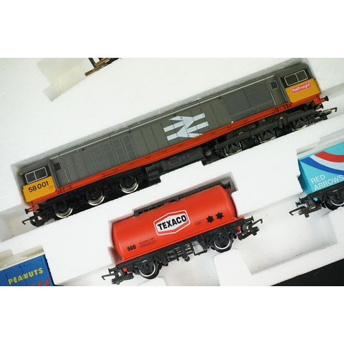 120 - Boxed Hornby OO gauge R674 Midnight Freight electric train set with Railfreight locomotive, 8 x item... 