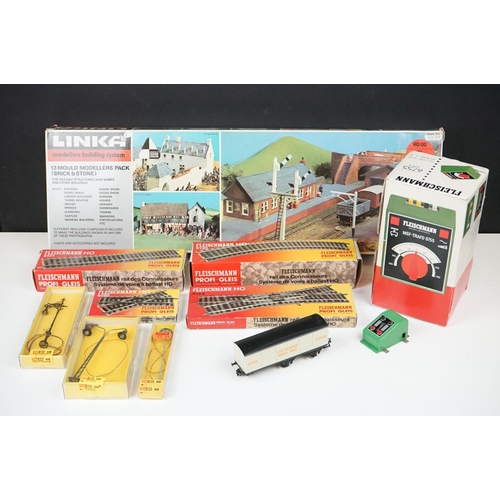 133 - Quantity of HO gauge model railway to include boxed Linka 13 Mould Modellers Pack (Brick & Stone), 4... 