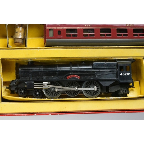 134 - Boxed Triang RO Passenger Set containing Princess Elizabeth locomotive, rolling stock and track (no ... 