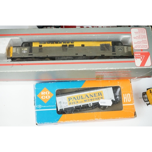 135 - Quantity of OO gauge model railway to include rolling stock, 2 x play worn Lima locomotives, tracksi... 