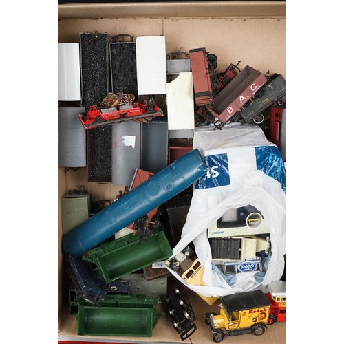 135 - Quantity of OO gauge model railway to include rolling stock, 2 x play worn Lima locomotives, tracksi... 