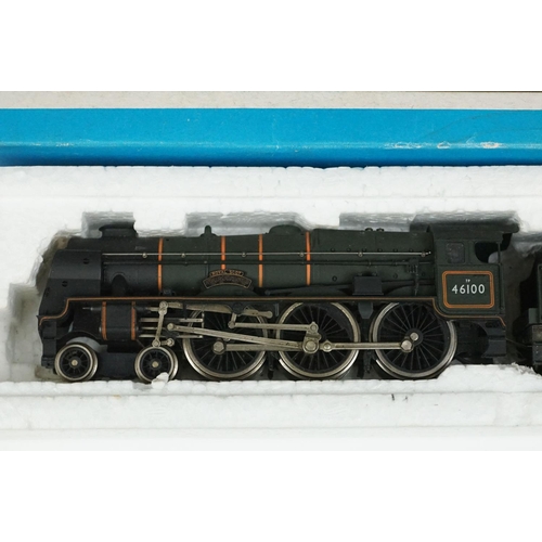 138 - Four boxed OO gauge locomotives to include Bachmann 31-475A Class G2A 49064 BR Black late crest with... 