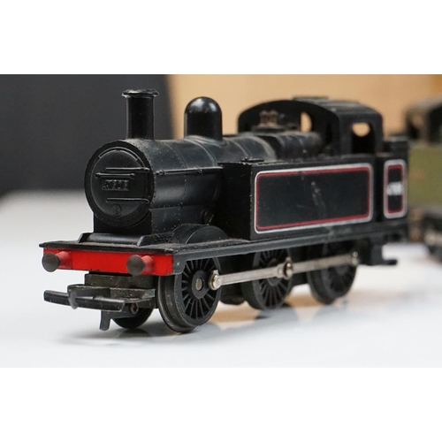 153 - Quantity of OO gauge model railway to include 3 x locomotives, 11 x items of rolling stock, track, b... 