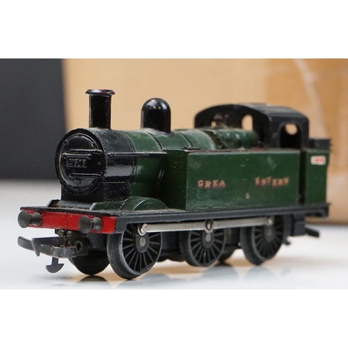 153 - Quantity of OO gauge model railway to include 3 x locomotives, 11 x items of rolling stock, track, b... 