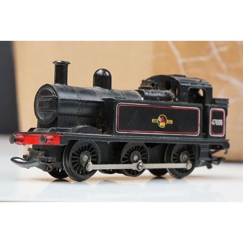 153 - Quantity of OO gauge model railway to include 3 x locomotives, 11 x items of rolling stock, track, b... 