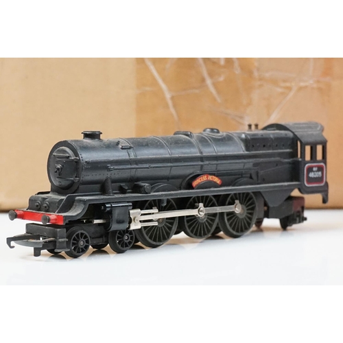 153 - Quantity of OO gauge model railway to include 3 x locomotives, 11 x items of rolling stock, track, b... 