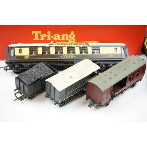 153 - Quantity of OO gauge model railway to include 3 x locomotives, 11 x items of rolling stock, track, b... 