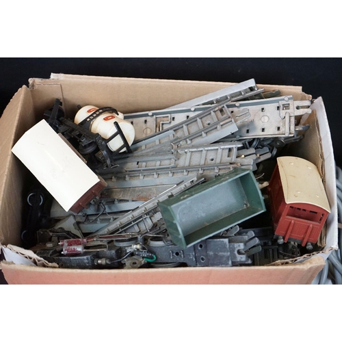 153 - Quantity of OO gauge model railway to include 3 x locomotives, 11 x items of rolling stock, track, b... 