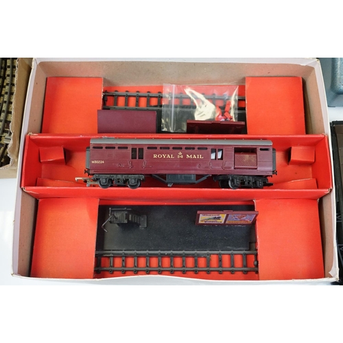 153 - Quantity of OO gauge model railway to include 3 x locomotives, 11 x items of rolling stock, track, b... 