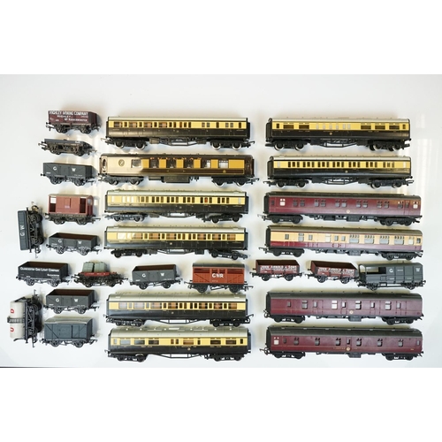 172 - 28 OO gauge items of rolling stock to include Hornby, Triang etc featuring coaches, wagons and vans