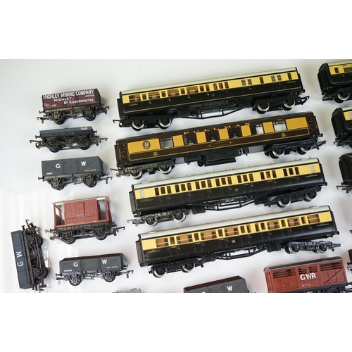 172 - 28 OO gauge items of rolling stock to include Hornby, Triang etc featuring coaches, wagons and vans