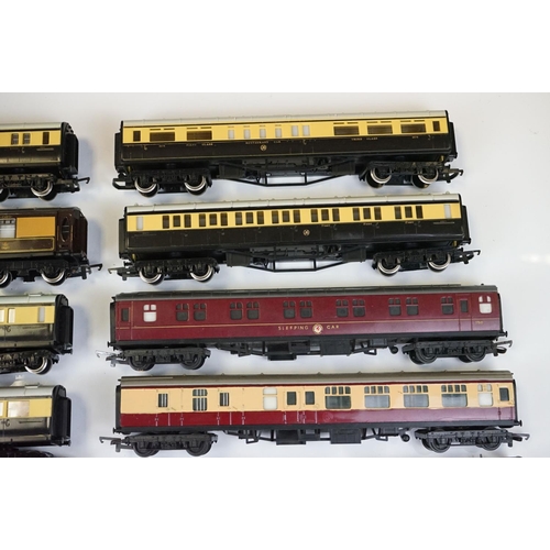 172 - 28 OO gauge items of rolling stock to include Hornby, Triang etc featuring coaches, wagons and vans