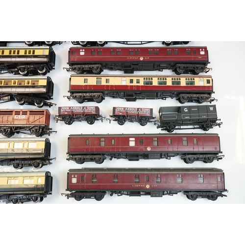 172 - 28 OO gauge items of rolling stock to include Hornby, Triang etc featuring coaches, wagons and vans