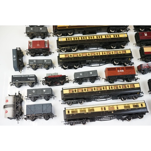 172 - 28 OO gauge items of rolling stock to include Hornby, Triang etc featuring coaches, wagons and vans