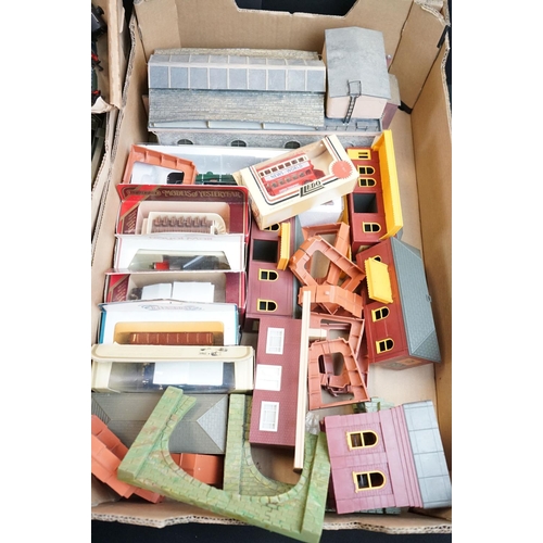 174 - Quantity of OO model railway accessories to include locomotives, trackside buildings, rolling stock,... 