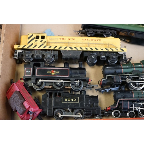 174 - Quantity of OO model railway accessories to include locomotives, trackside buildings, rolling stock,... 