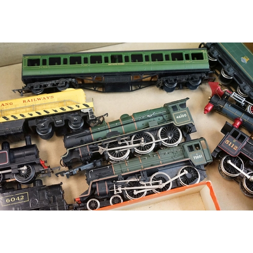 174 - Quantity of OO model railway accessories to include locomotives, trackside buildings, rolling stock,... 