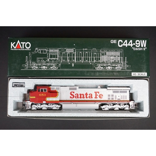 192 - Two boxed Kato Ho gauge GE C44-9W Santa Fe locomotives to include 37-1210 #605 and 37-6156 #653