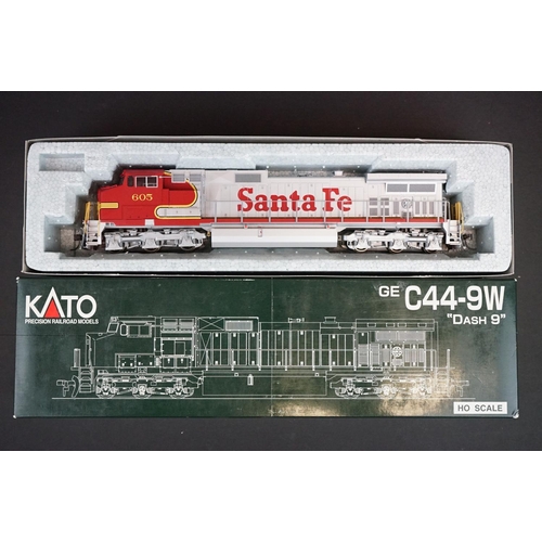 192 - Two boxed Kato Ho gauge GE C44-9W Santa Fe locomotives to include 37-1210 #605 and 37-6156 #653