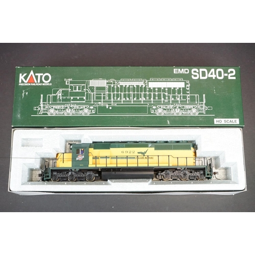 193 - Two boxed Kato HO gauge Chicago & North Western locomotives to include 37-2704 #6922 and 37-6522 #66... 